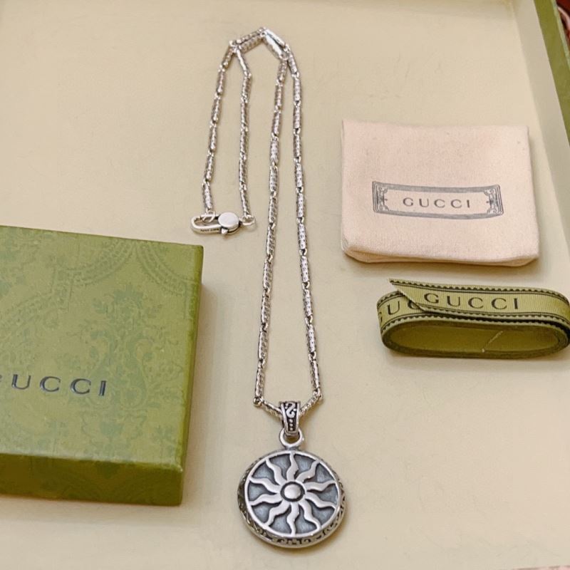 G*u*i necklaces